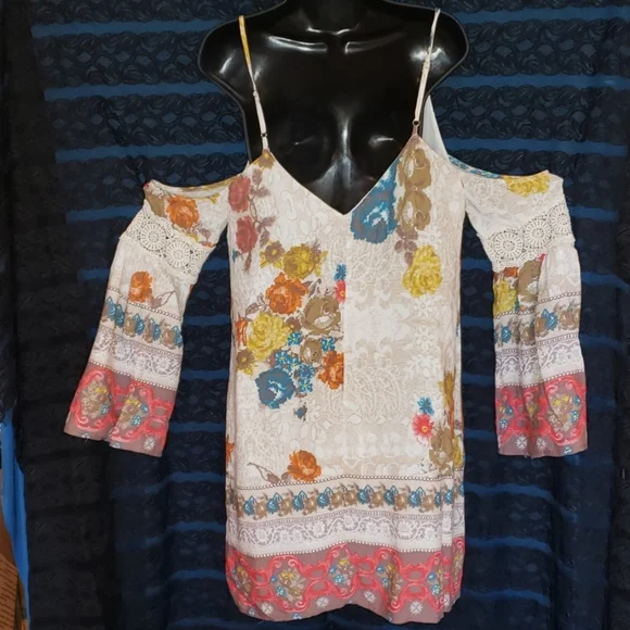 entro Cold-Shoulder Dress with Lace Sleeves  Size Large - Picture 3 of 8